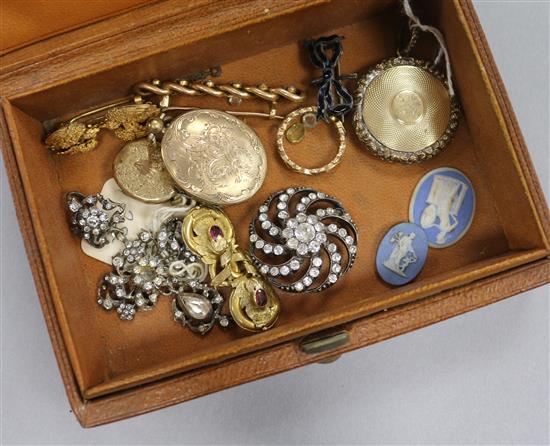 A small quantity of antique jewellery, including lockets, brooches etc.